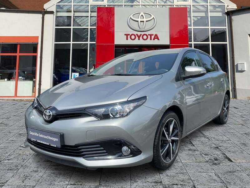 New medium silver/ grey Gebraucht 2018 Toyota Auris Team Limousine | 17.990 € (Teuer) - Bild 1/3