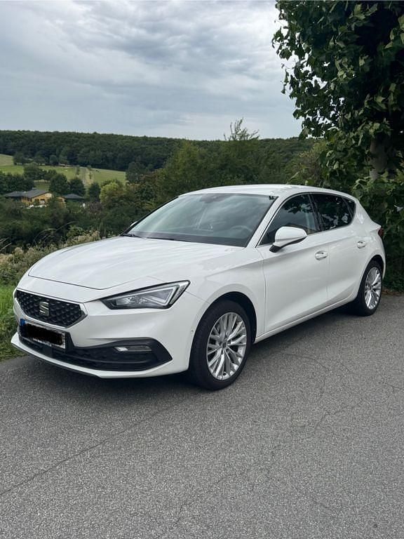 Weiß Gebraucht 2020 Seat Leon XCELLENCE Limousine | 22.000 € - Bild 1/4