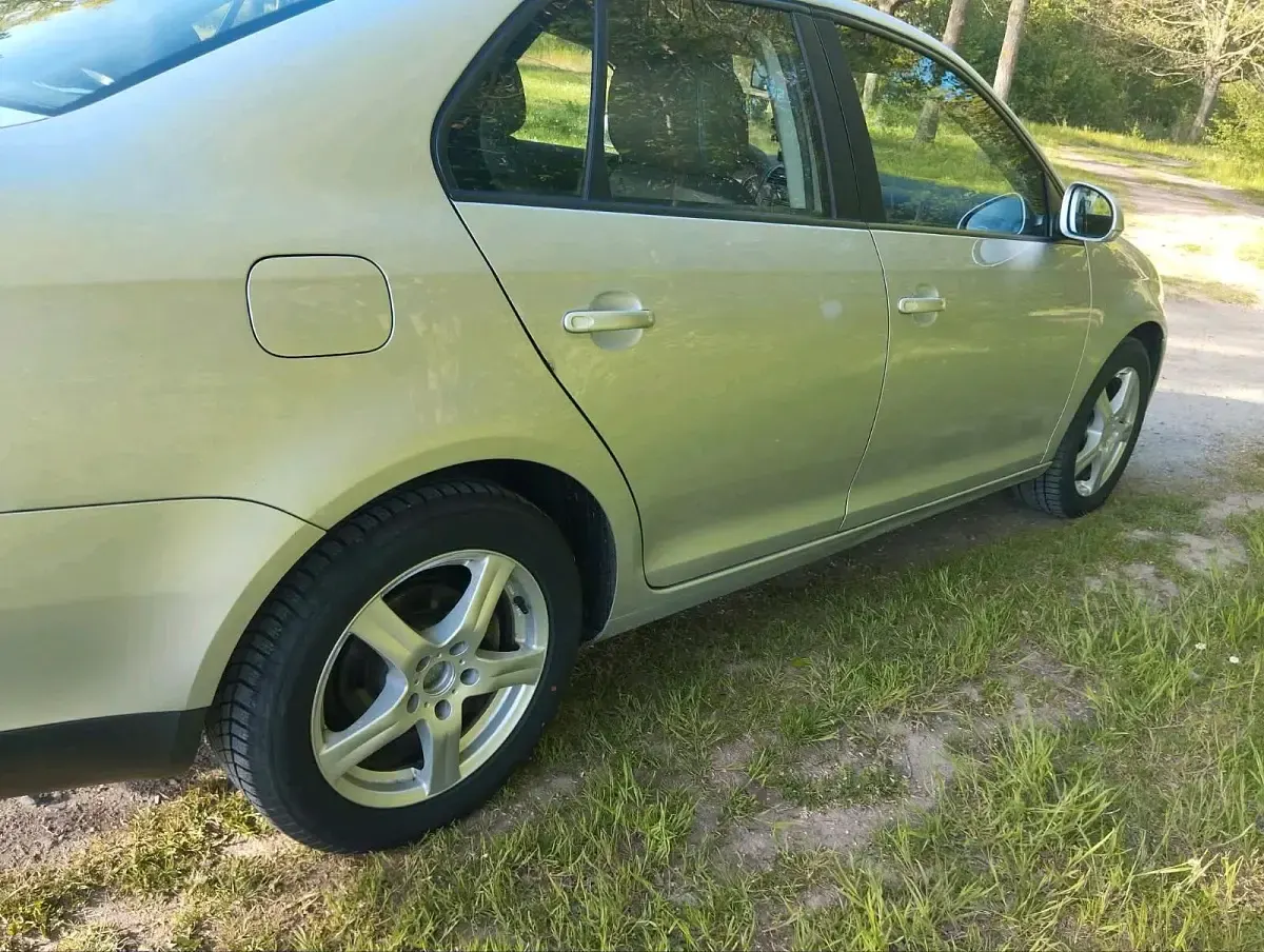 Brugt VW Jetta 102 HK (75 kW) 2005 Sølv Sedan