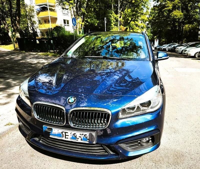 Blau Gebraucht 2017 BMW 225 Active Tourer iPerformance Van / Kleinbus | 15.900 € (Fairer Preis) - Bild 1/4