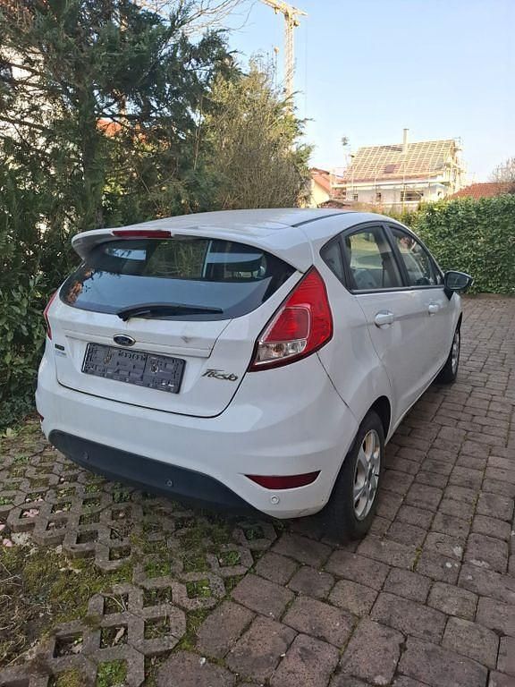 Gebraucht Ford Fiesta Titanium 101 PS (74 kW) 2013 Weiß Kleinwagen