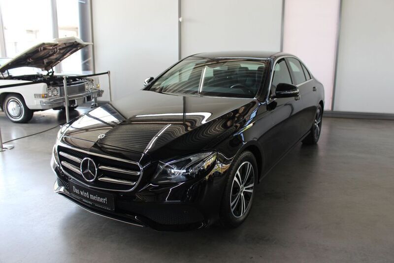 Schwarz , obsidianschwarz metallic Gebraucht 2020 Mercedes E200 Avantgarde Limousine | 34.490 € (Fairer Preis) - Bild 1/4