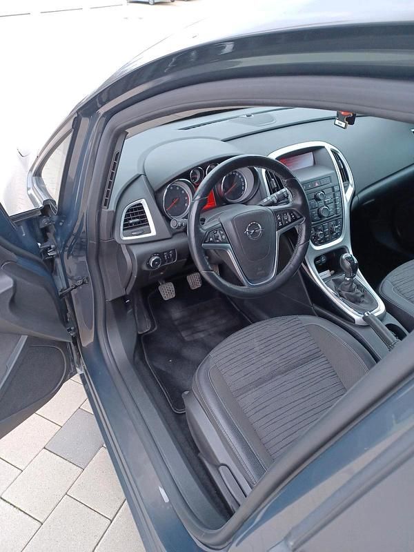 Gebraucht Opel Astra 116 PS (85 kW) 2014 Grau Limousine
