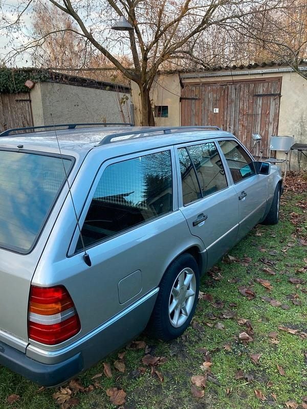 Gebraucht Mercedes E230 131 PS (96 kW) 1989 Silber Kombi