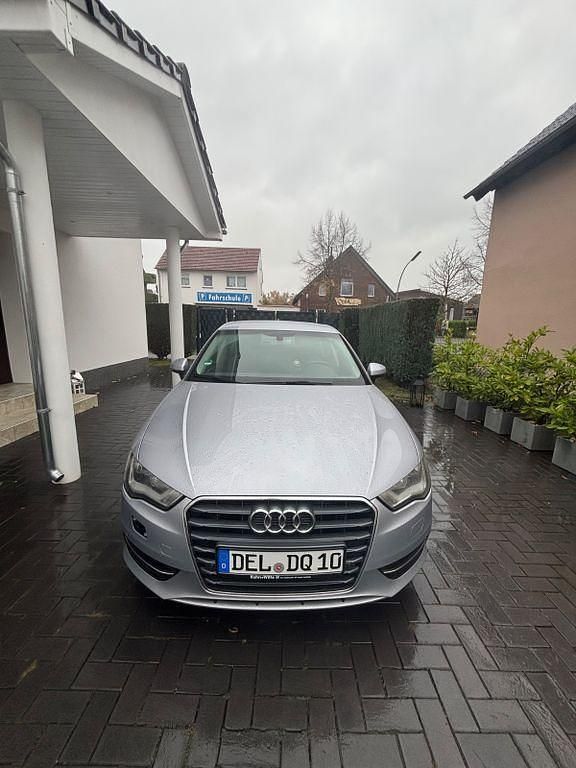 Silber Gebraucht 2015 Audi A3 Sportback Attraction Kleinwagen | 9.200 € (Etwas zu teuer) - Bild 1/4