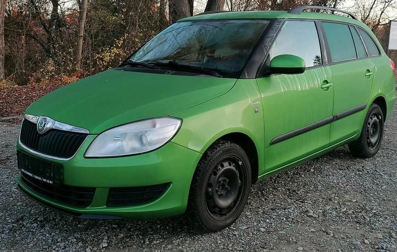 Grün Gebraucht 2013 Skoda Fabia Family Kombi | 2.990 € (Fairer Preis) - Bild 1/4