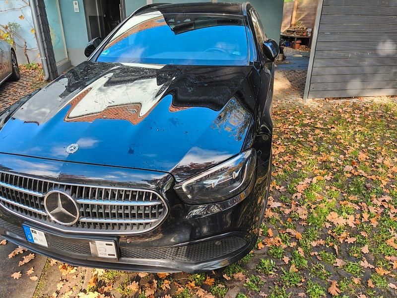 Schwarz Gebraucht 2022 Mercedes E300 Night Kombi | 30.800 € (Etwas zu teuer) - Bild 1/4