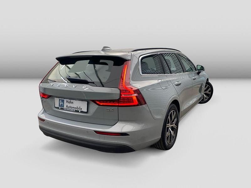 Gebraucht Volvo V60 197 PS (144 kW) 2023 Vapour grey / metallic Kombi