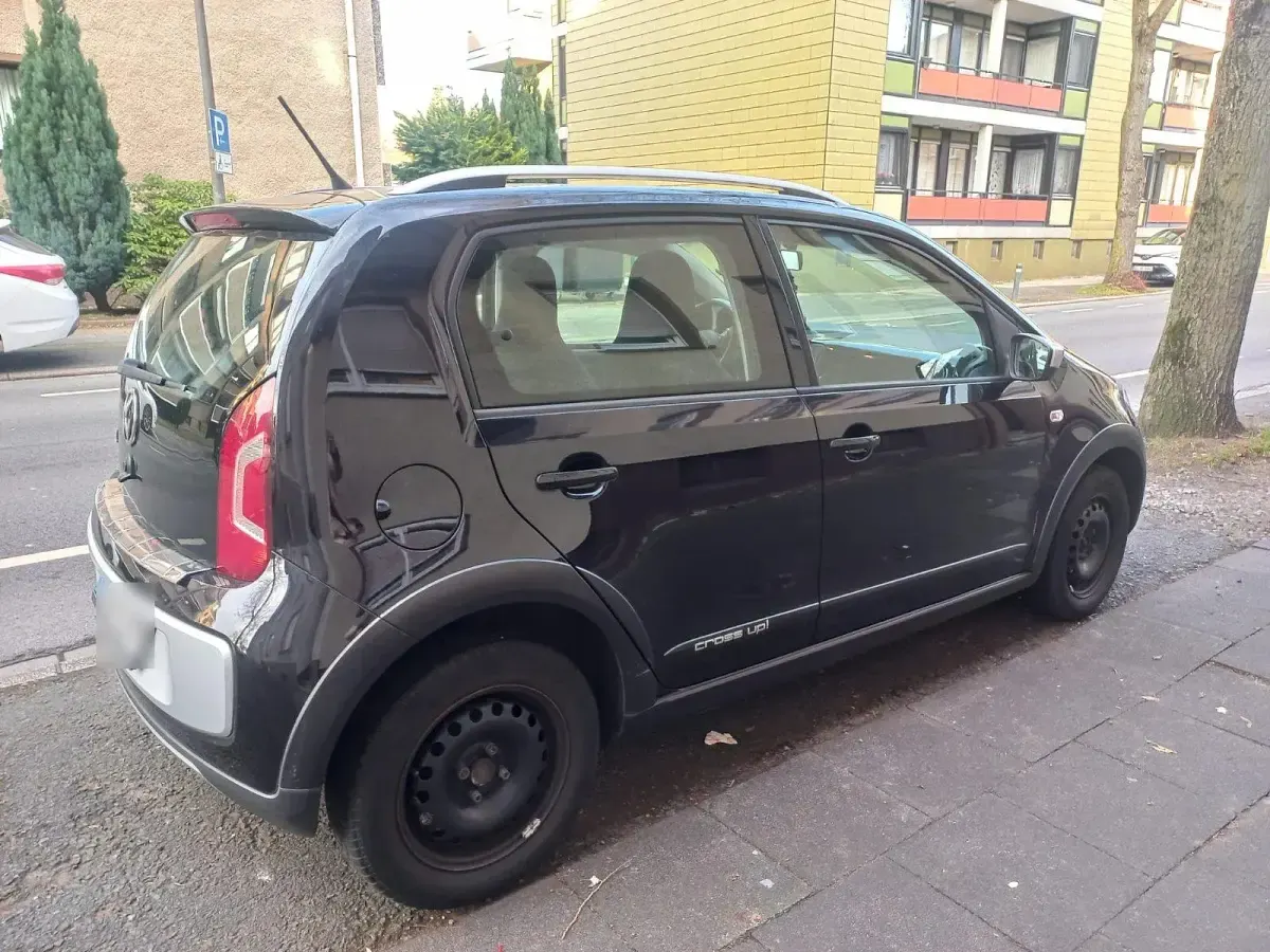 Second-hand VW cross up! 95 CP (69 kW) 2013 Negru Hatchback