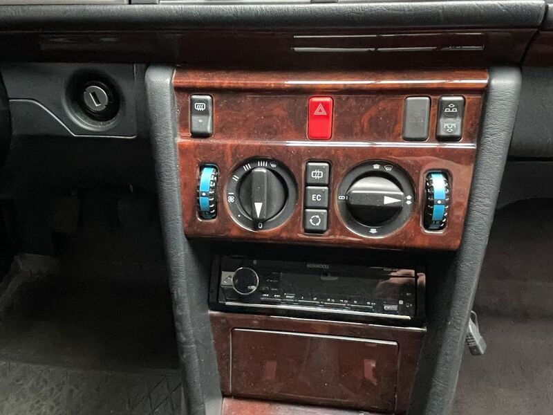 Gebraucht Mercedes E200 136 PS (100 kW) 1995 Schwarz Cabrio