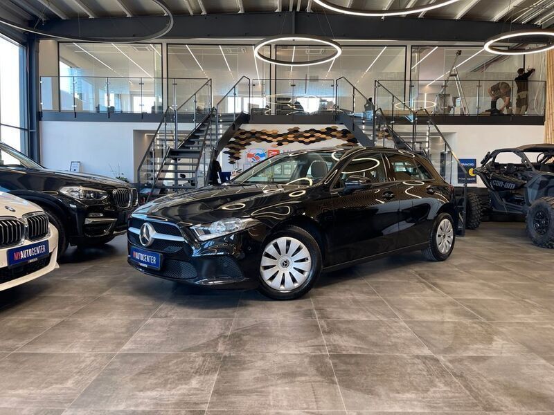 Schwarz Gebraucht 2020 Mercedes A180 Limousine | 13.999 € (Fairer Preis) - Bild 1/4