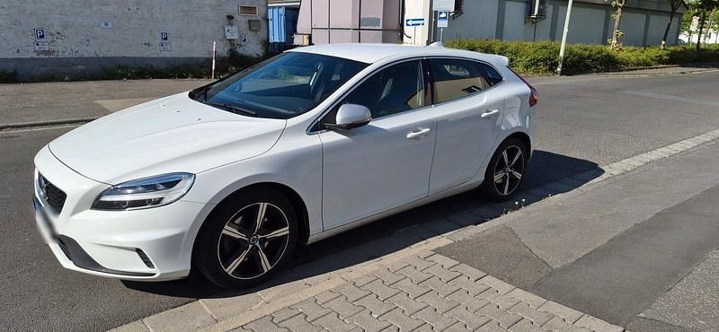 Gebraucht Volvo V40 R-Design 152 PS (111 kW) 2019 Weiß Limousine