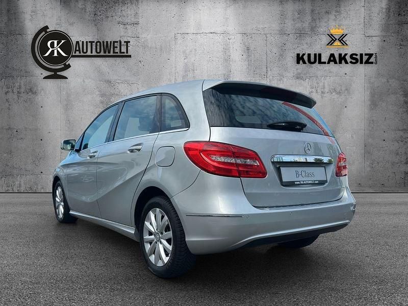 Gebraucht Mercedes B200 156 PS (114 kW) 2012 Silber Van / Kleinbus