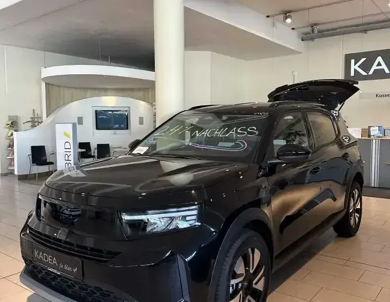 Neu Opel Frontera 146 PS (107 kW) 2025 Lackierung schwarz perla nera/ SUV