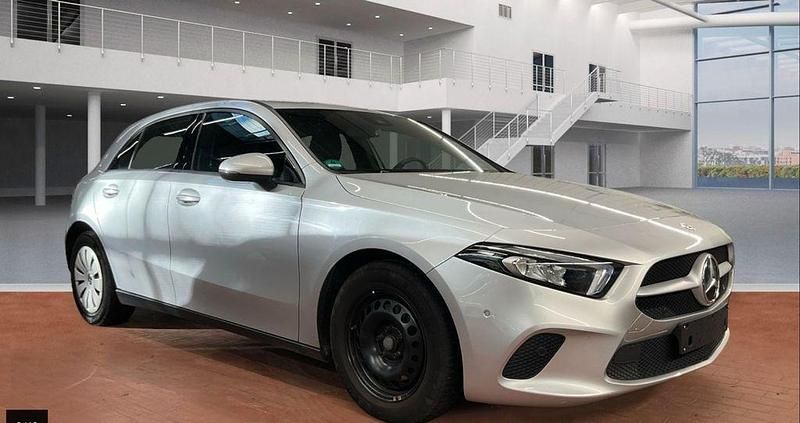 Silber Gebraucht 2022 Mercedes A180 Limousine | 21.890 € (Guter Preis) - Bild 1/4