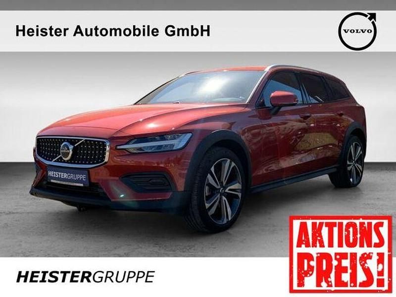 Rot (fusion red metallic) Gebraucht 2023 Volvo V60 CC Plus Kombi | 44.490 € (Teuer) - Bild 1/4