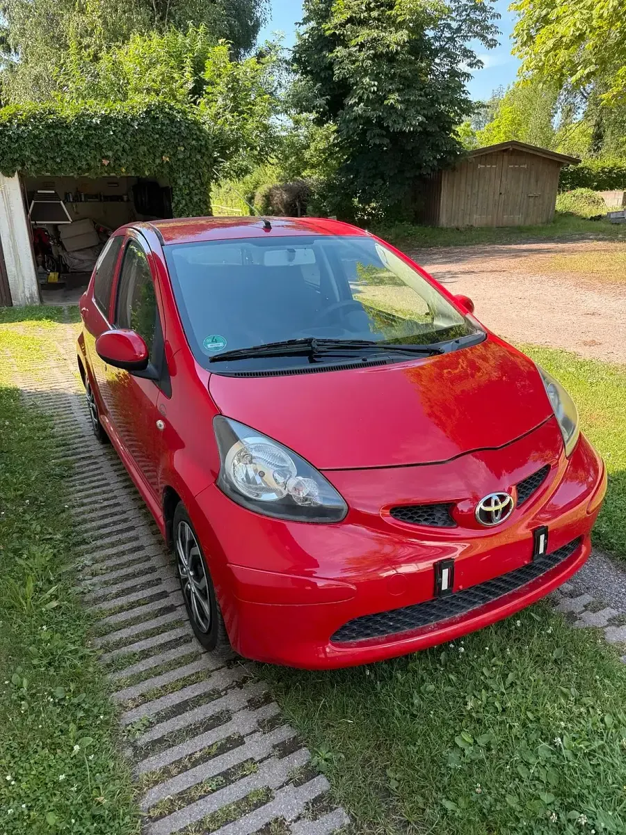 Gebraucht Toyota Aygo 68 PS (50 kW) 2008 Rot Kleinwagen