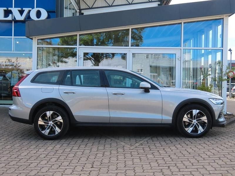 Gebraucht Volvo V60 CC Basis 250 PS (183 kW) 2024 Silber Kombi