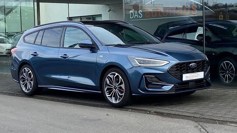 Blau Gebraucht 2025 Ford Focus ST-Line X Limousine | 25.999 € (Fairer Preis) - Bild 1/4
