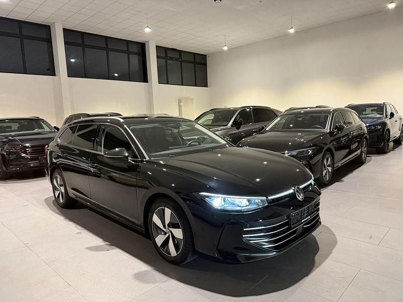 Gebraucht VW Passat Elegance 150 PS (110 kW) 2025 Schwarz Kombi