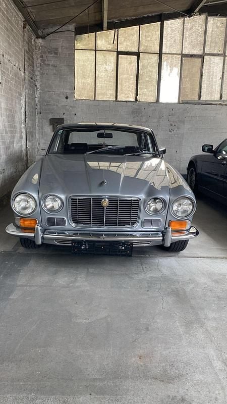 Silber Gebraucht 1971 Jaguar XJ6 Limousine | 19.490 € - Bild 1/4
