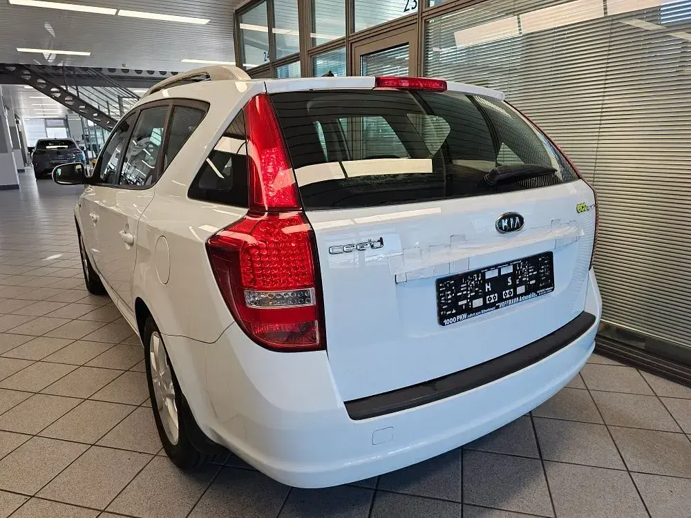 Używany Kia Ceed EX 90 KM (66 kW) 2010 Biały Hatchback