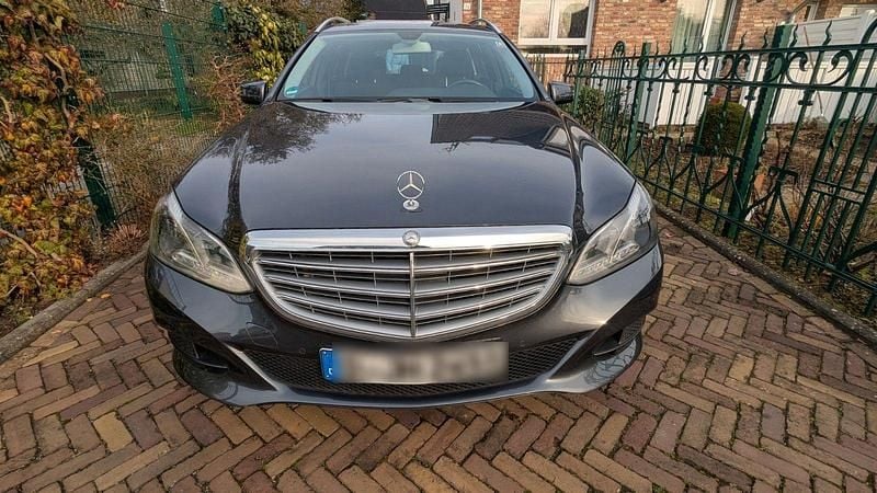 Grau Gebraucht 2015 Mercedes E200 Kombi | 15.100 € (Fairer Preis) - Bild 1/4