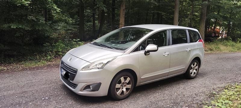 Silber Gebraucht 2015 Peugeot 5008 Business-Line Van / Kleinbus | 8.350 € (Etwas zu teuer) - Bild 1/4