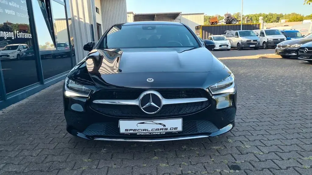 Gebraucht Mercedes CLA200 Shooting Brake 163 PS (119 kW) 2020 Schwarz Kombi