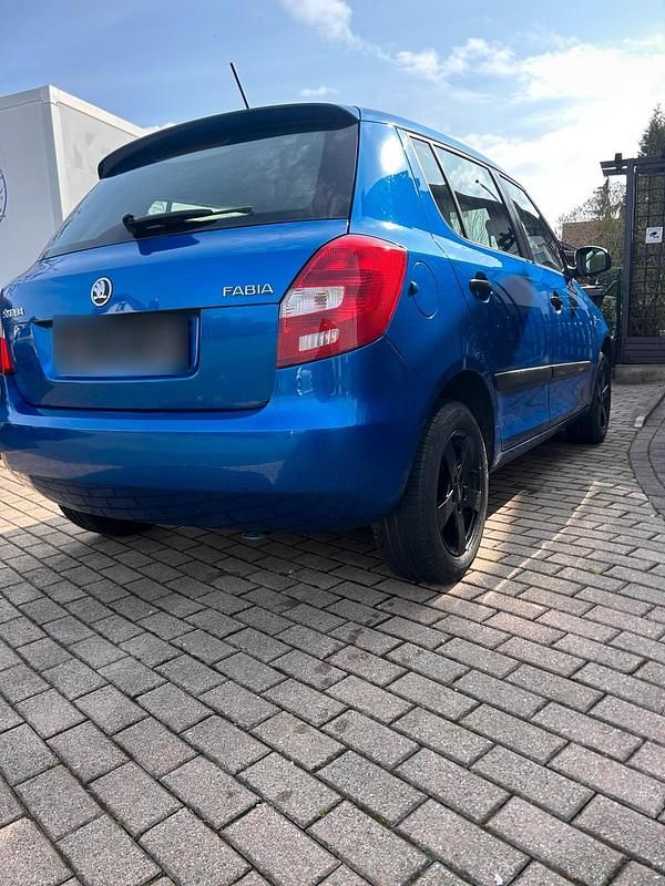 Gebraucht Skoda Fabia 60 PS (44 kW) 2014 Blau Limousine