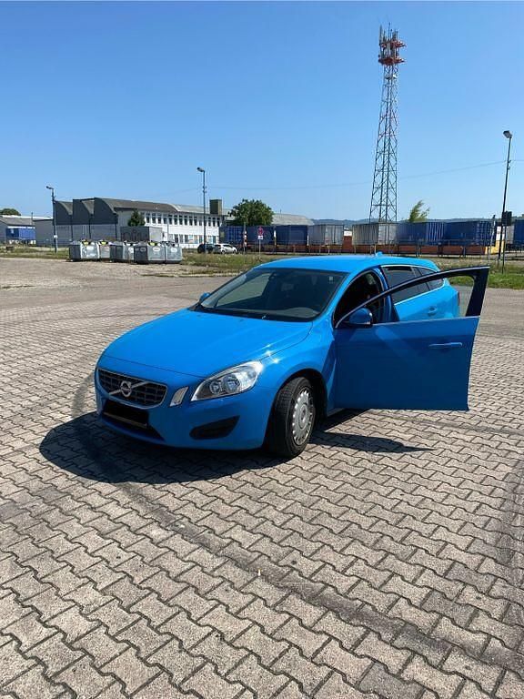 Blau Gebraucht 2012 Volvo V60 Momentum Kombi | 8.400 € (Fairer Preis) - Bild 1/4