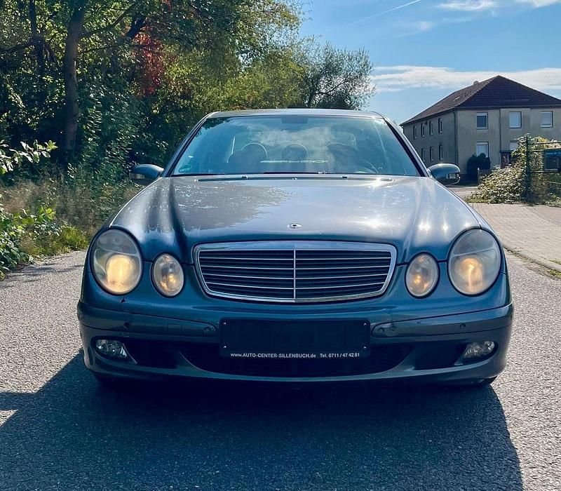 Blau Gebraucht 2005 Mercedes E200 Limousine | 4.300 € (Guter Preis) - Bild 1/4