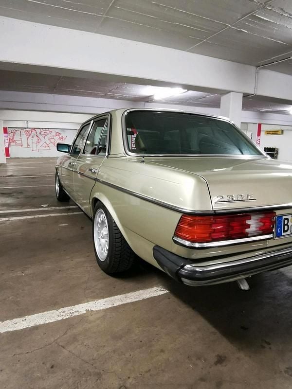 Gebraucht Mercedes E230 136 PS (100 kW) 1982 Grün Limousine