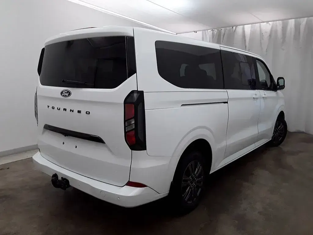 Gebraucht Ford Tourneo Titanium 136 PS (100 kW) 2024 Weiß Van / Kleinbus
