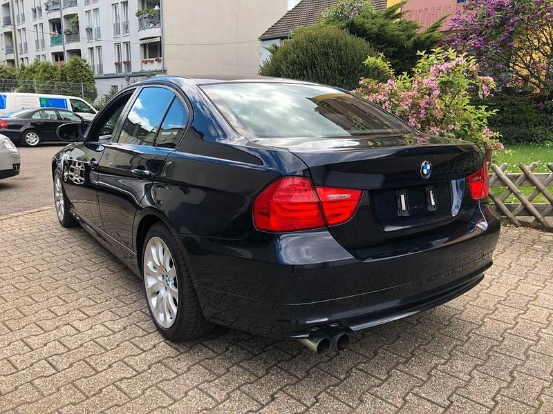 Gebraucht BMW 320 170 PS (125 kW) 2008 Monacoblau metallic Limousine