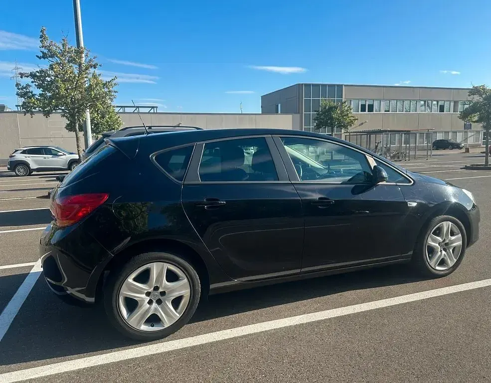 Gebraucht Opel Astra Design Edition 116 PS (85 kW) 2011 Schwarz Limousine