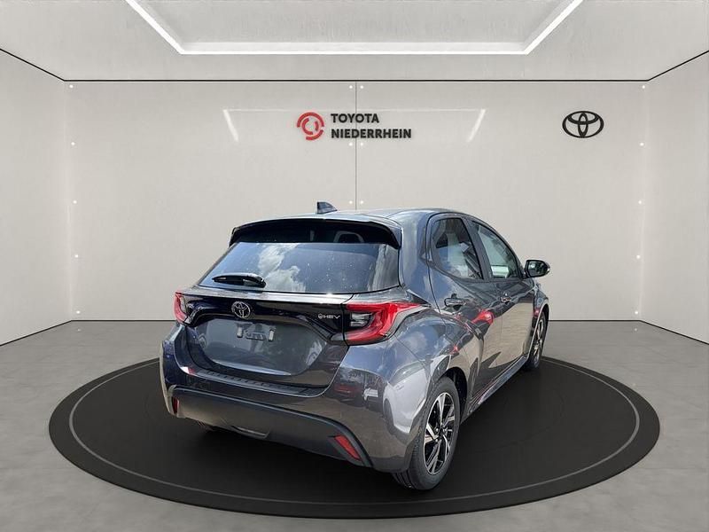 Neu Toyota Yaris Hybrid Comfort 117 PS (86 kW) 2025 Schwarz Limousine