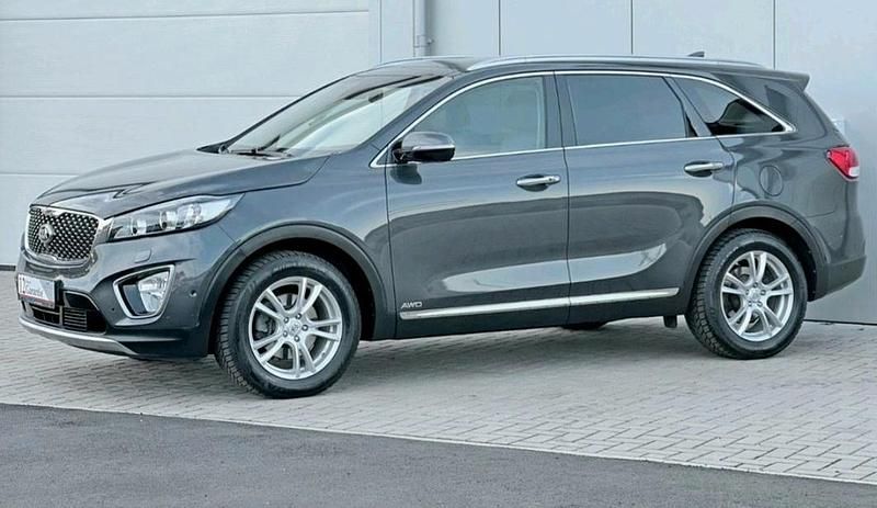 Grau Gebraucht 2016 Kia Sorento Platinum SUV | 18.500 € (Fairer Preis) - Bild 1/4