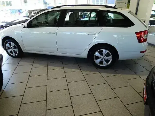Gebraucht Skoda Octavia Elegance 105 PS (77 kW) 2013 Weiß Kombi