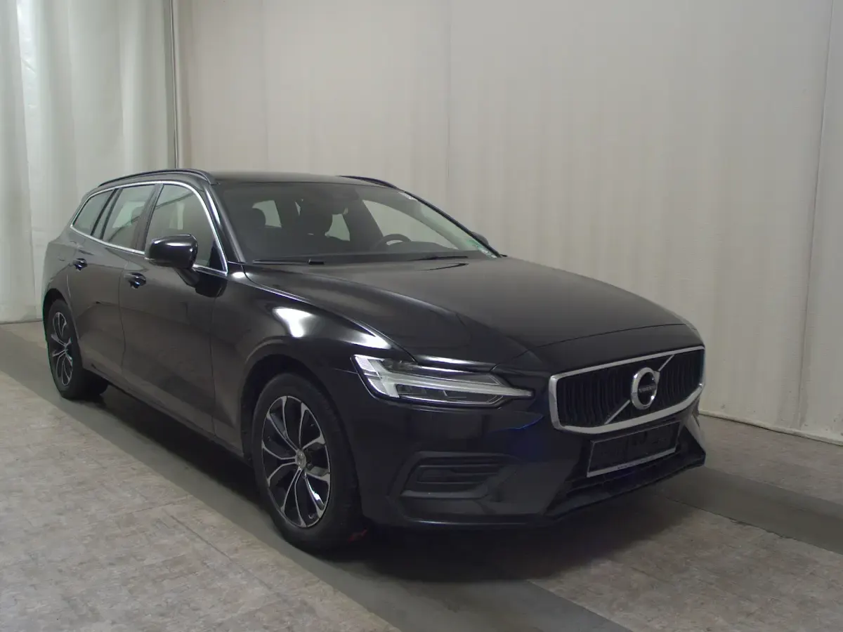 Gebraucht Volvo V60 Momentum 197 PS (144 kW) 2021 Schwarz Kombi