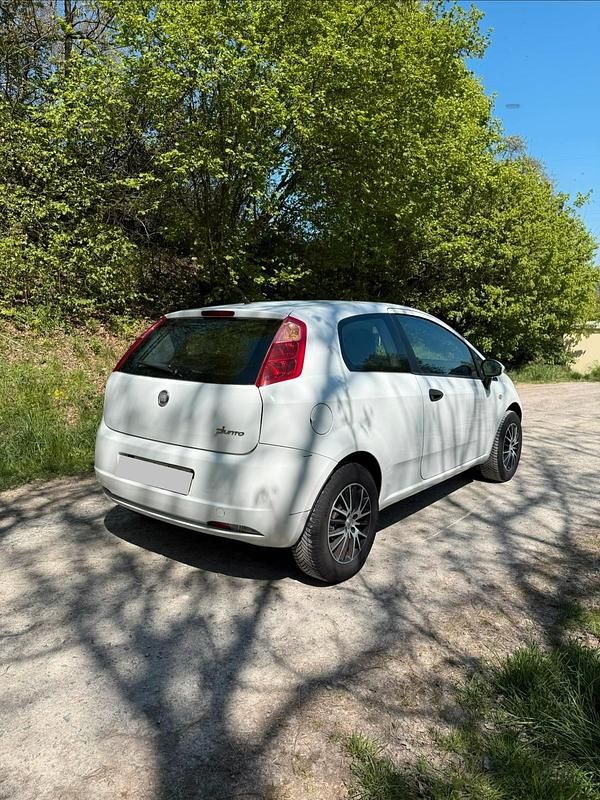 Gebraucht Fiat Grande Punto 65 PS (47 kW) 2009 Weiß Kleinwagen