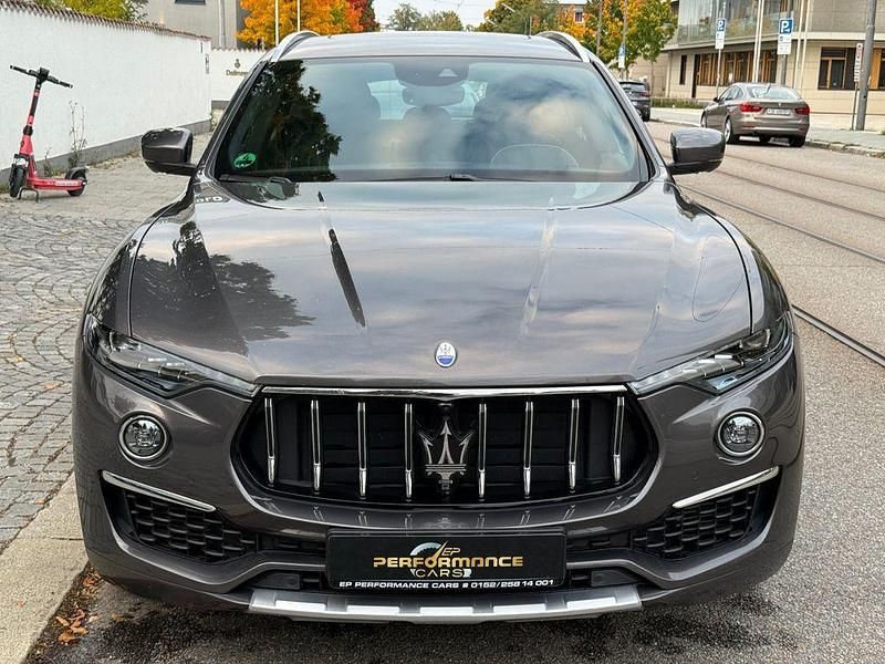 Grau Gebraucht 2021 Maserati Levante GranLusso SUV | 46.900 € (Superpreis) - Bild 1/4