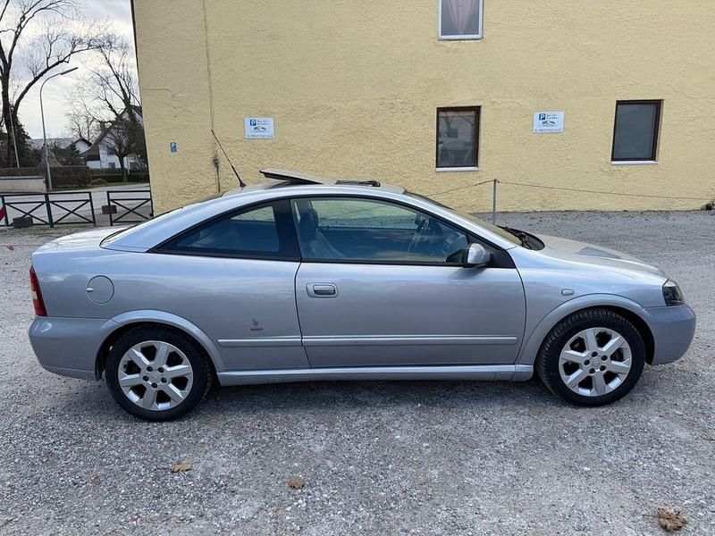 Second-hand Opel Astra 147 CP (108 kW) 2000 Argintiu Coupe