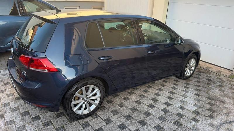 Blau Gebraucht 2016 VW Golf VII Trendline Kombi | 9.400 € (Fairer Preis) - Bild 1/4