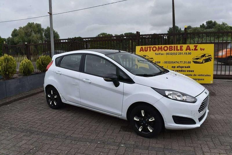 Weiß Gebraucht 2015 Ford Fiesta Kleinwagen | 4.499 € (Superpreis) - Bild 1/4