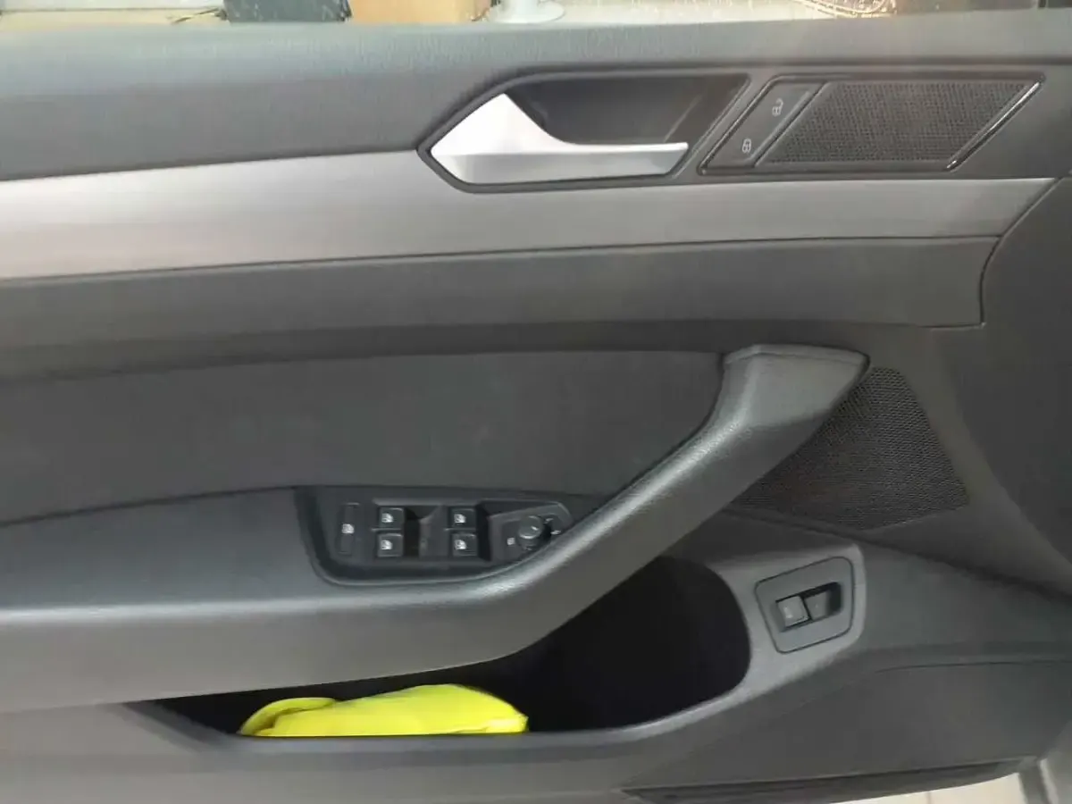 Gebraucht VW Passat 150 PS (110 kW) 2022 Silber Kombi