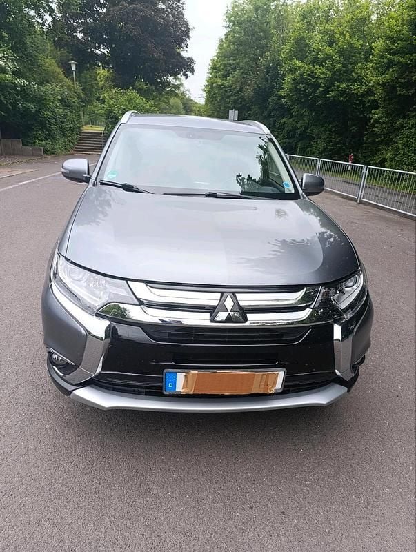 Grau Gebraucht 2018 Mitsubishi Outlander SUV | 15.999 € (Guter Preis) - Bild 1/4