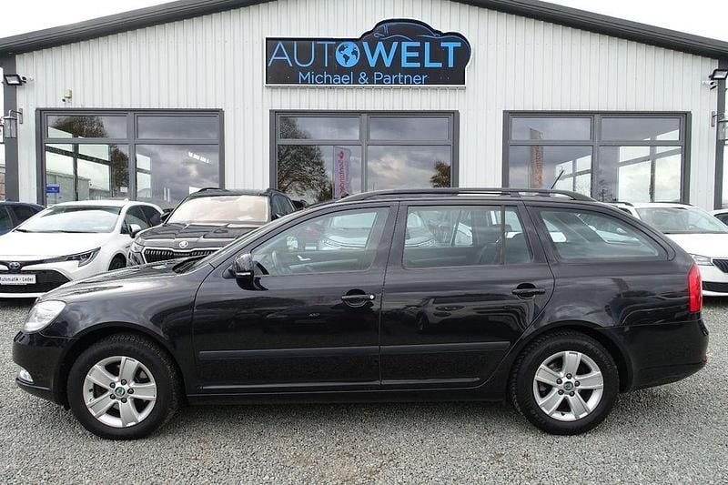 Schwarz Gebraucht 2012 Skoda Octavia Kombi | 7.880 € (Guter Preis) - Bild 1/4