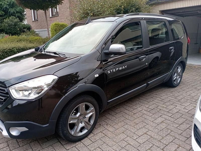 Schwarz Gebraucht 2022 Dacia Lodgy Stepway Van / Kleinbus | 15.500 € (Fairer Preis) - Bild 1/4