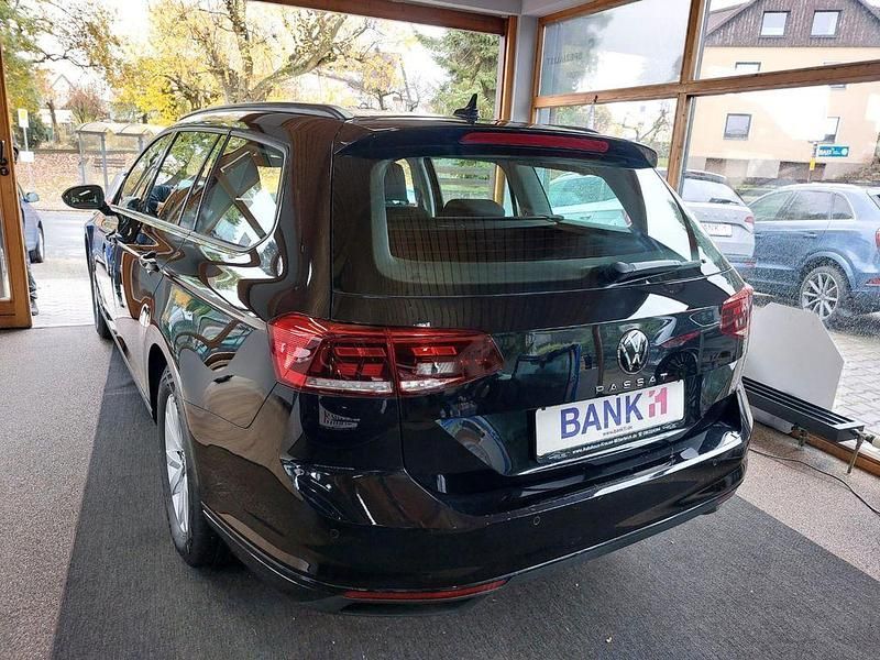 Gebraucht VW Passat Basis 150 PS (110 kW) 2022 Schwarz Kombi